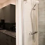 Lovely Flat On Bath Road - Flat 8 *