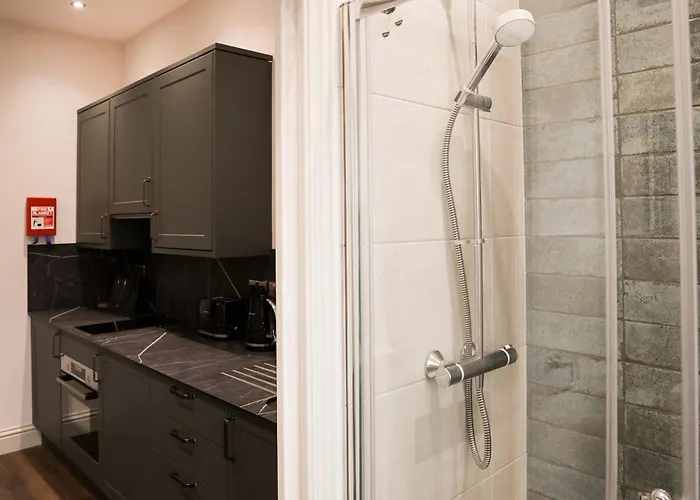 Lovely Flat On Bath Road - Flat 8 *